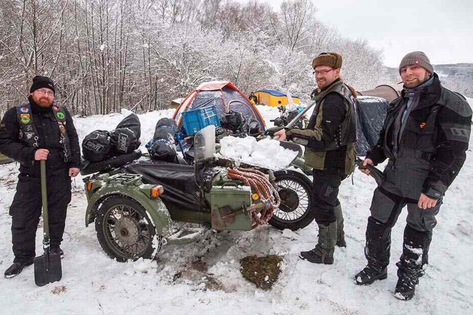 Benni, Kaschper und Philipp reisten gestern mit ihren ukrainischen Dnepr-Gespann zum Bikertreffen an.