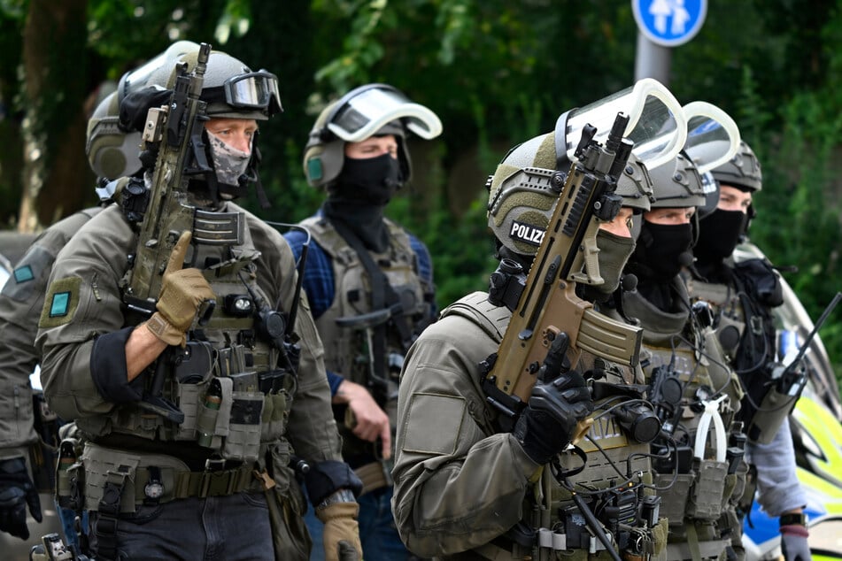 Weil der Mann Schusswaffen in seiner Wohnung gehabt haben soll, rückte die Kölner Polizei mit Spezialeinsatzkräften an. (Symbolfoto)