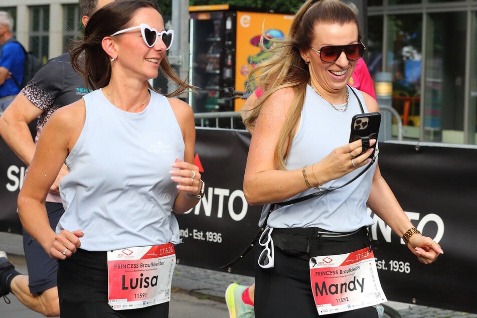 Bei Mandy (r.) von "PRINCESS Brautkleider" durfte das Handy nicht fehlen.