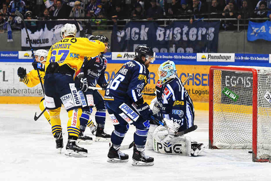 Das 3:0 für die Lausitzer Füchse. Marius Schmidt hat getroffen.