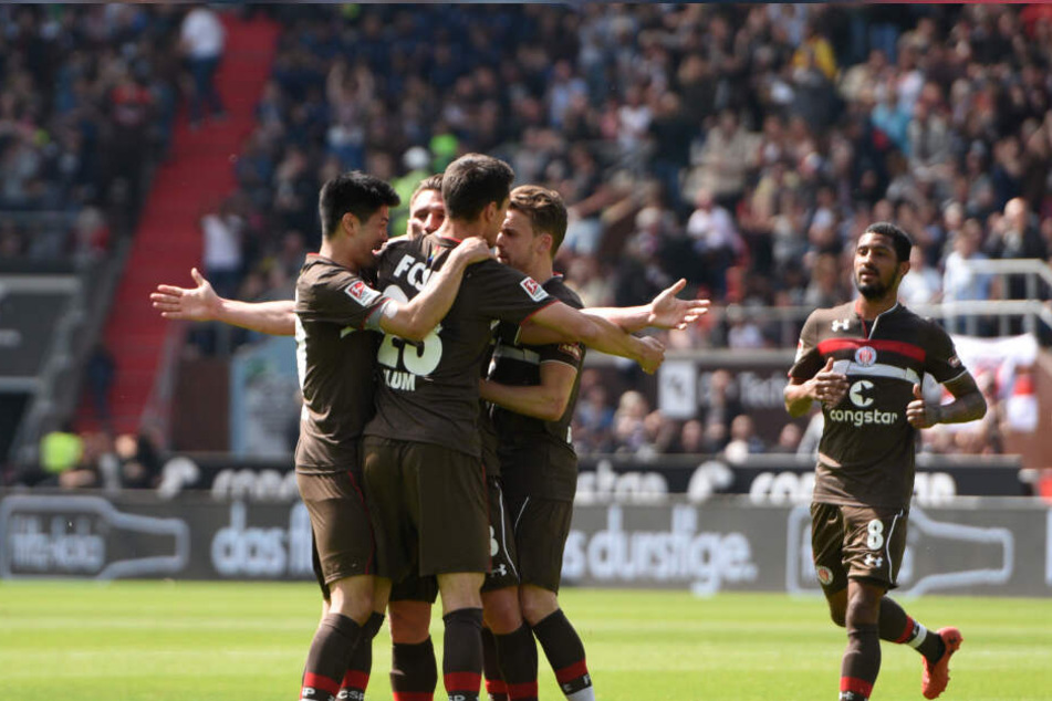 Die Spieler des FC St. Pauli jubeln nach dem Anschlusstreffer zum 1:1.