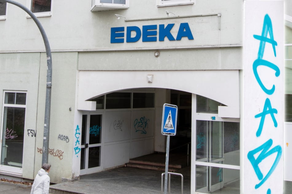 Vandalismus an "Problem-Immobilie": Edeka-Markt schon wieder beschmiert