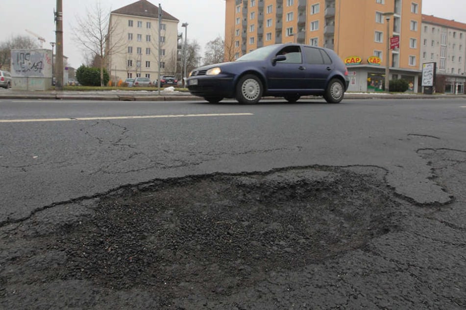 Mehr Loch als Straße: Dieses Schlagloch ärgert Autofahrer auf
der Pillnitzer Straße.