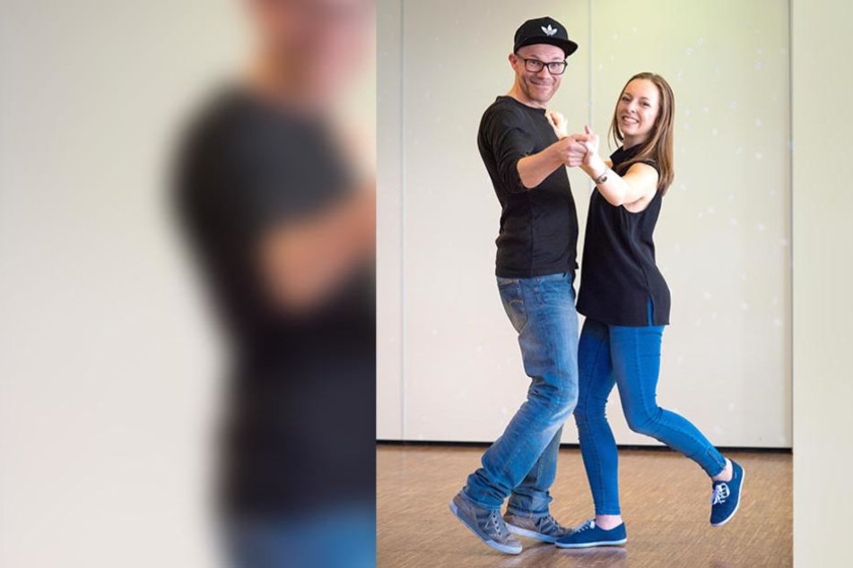 In der Chemnitzer Tanzschule Köhler-Schimmel übt Dirk Duske (47) mit seiner Tanzlehrerin Jennifer Braun (19) fleißig Discofox-Schritte.