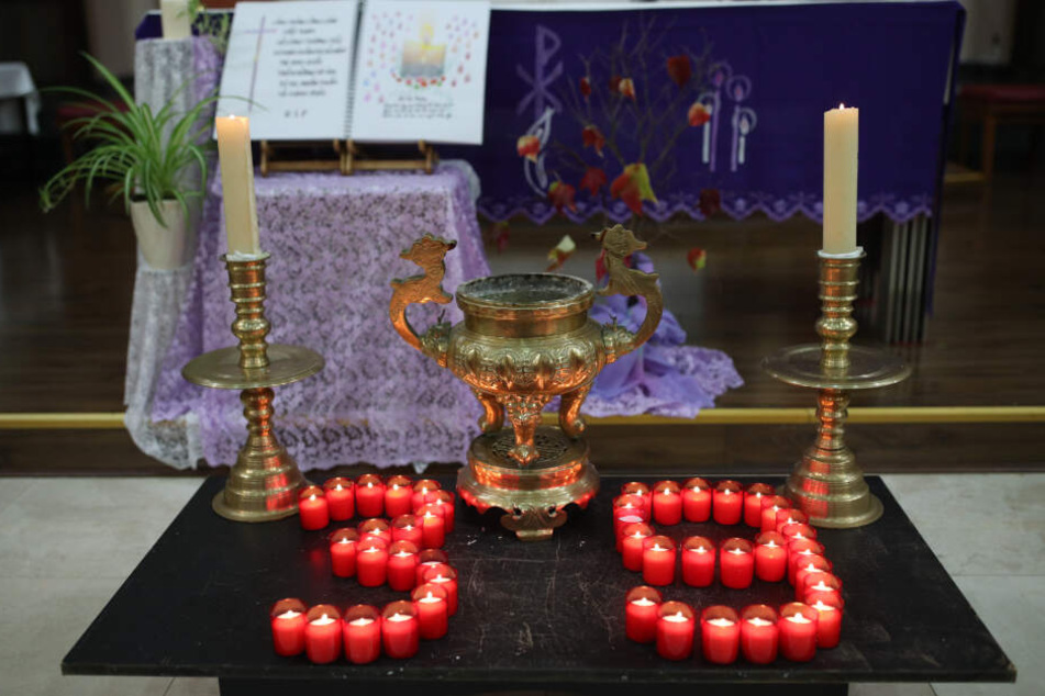 Brennende Kerzen formen die Zahl 39, während einer Mahnwache in der vietnamesischen Kirche "The Holy Name and Our Lady of the Sacred Heart" im Osten Londons.