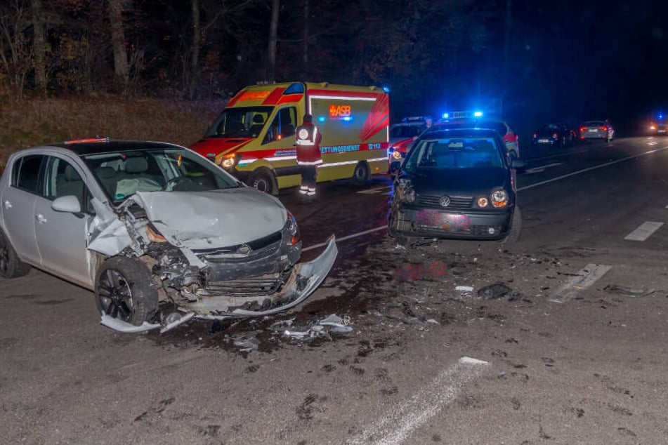 Zwei Autos sind zusammengeprallt.