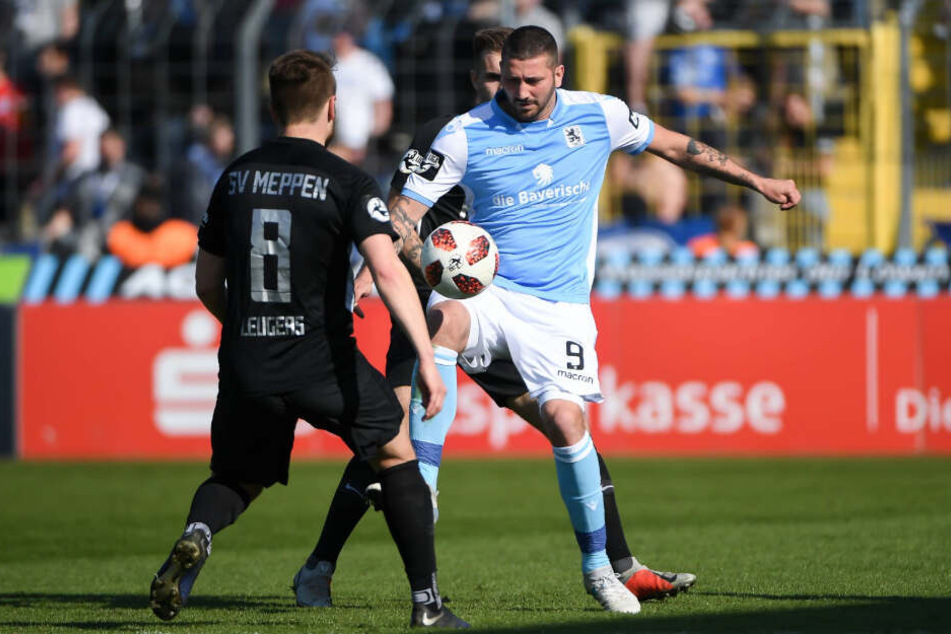 Thilo Leugers (l) und Sascha Mölders kämpfen um den Ball.