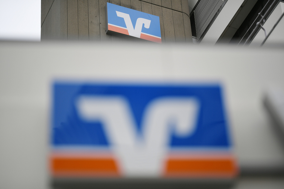 Ein Geldbote wurde am Dienstagmorgen in Berlin überfallen, als er mit einem Geldkoffer aus der Volksbank an der Detmolder Straße kam (Symbolbild).