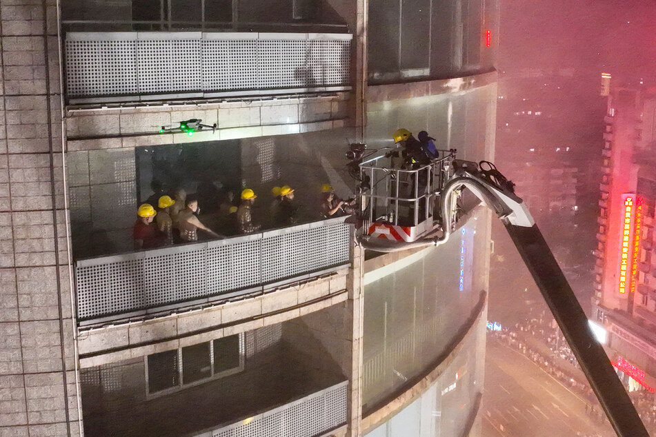 Die Feuerwehr kämpft sich mit Drehleitern zum Brandherd vor.