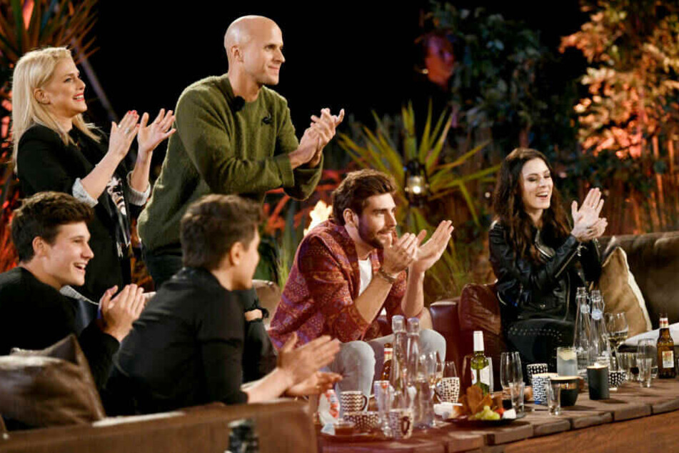 Michael Patrick Kelly, Wincent Weiss, Jeanette Biedermann, Milow, Alavaro Soler und Jennifer Haben (i-r) applaudieren Johannes Oerding.