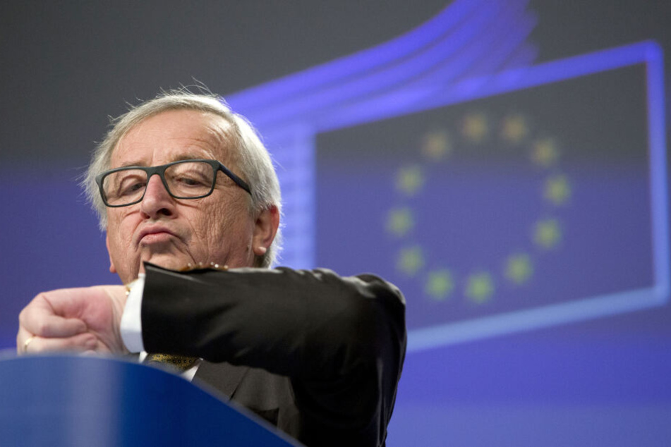 Jean-Claude Juncker, Kommissionspräsident der EU, schaut am Ende einer Pressekonferenz auf seine Uhr.