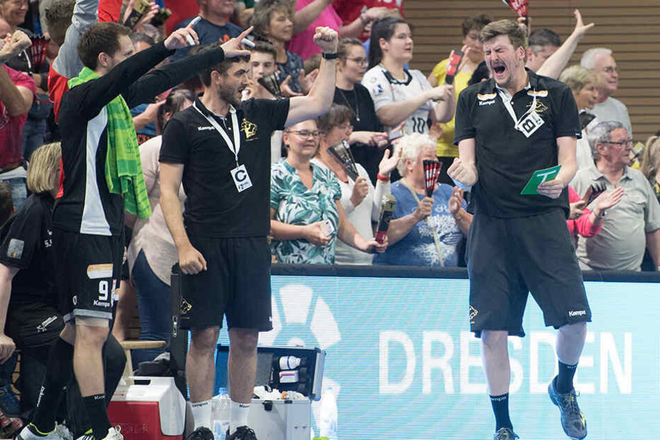 Mit dem 29:25 gegen den EHV Aue konnte Rico Göde (r.) vor acht Tagen seinen ersten Sieg als Chefcoach des Zweitligisten HC Elbflorenz feiern. Foto: