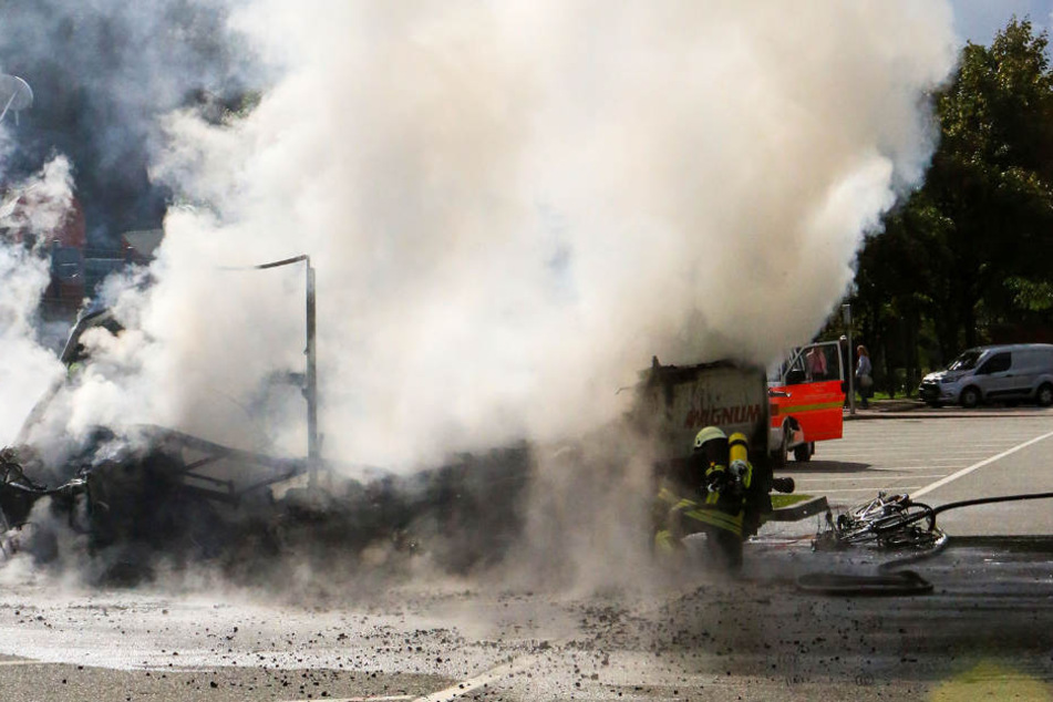 Als die Feuerwehr eintraf, stand der Bus bereits komplett in Flammen.
