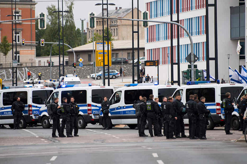 An vielen Punkten in der Stadt sind zahlreiche Polizisten im Einsatz.