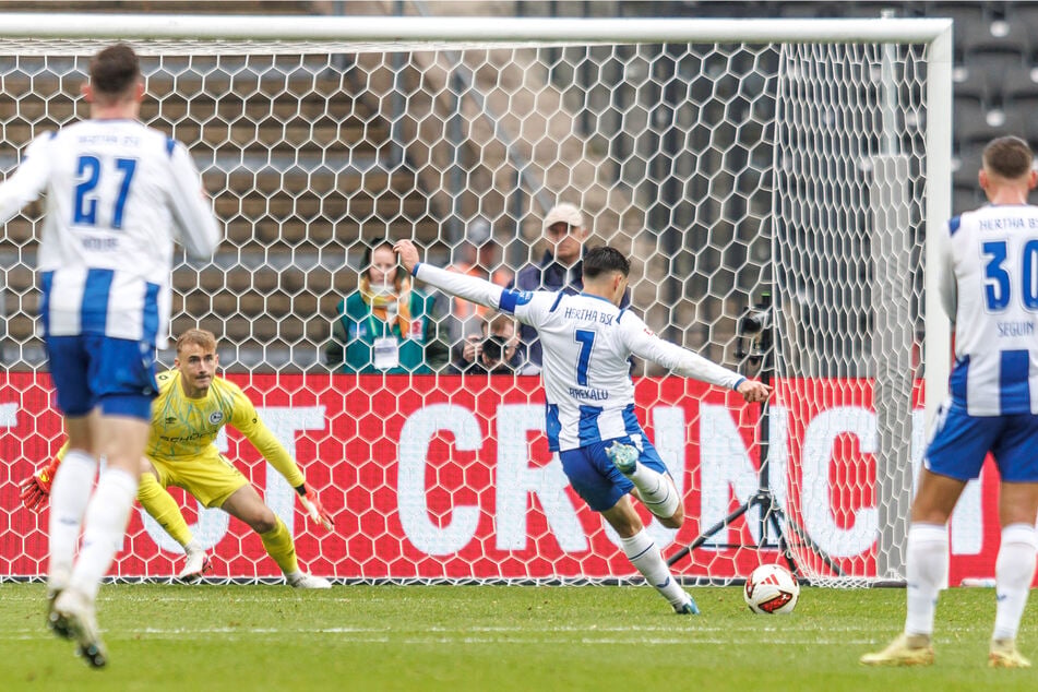 Josip Brekalo (28) verwandelt den Elfmeter mit etwas Glück.