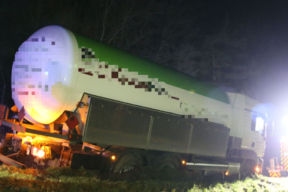 Mit Seilen wurde der Transporter gehalten, bis er wieder auf die Straße gehoben werden konnte.