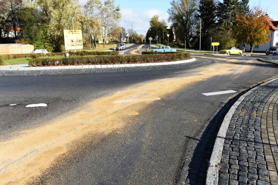 Die Sand-Spur führte entlang des Kreisverkehrs auf die Straße Zum Goldbachtal.