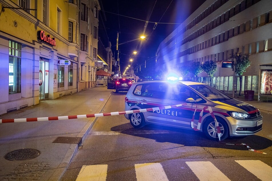 04.06.2019, Österreich, Salzburg: Bild vom Tatort. In der Nacht wurde der Mann auf einem Gehsteig vor einem Lokal tot aufgefunden.