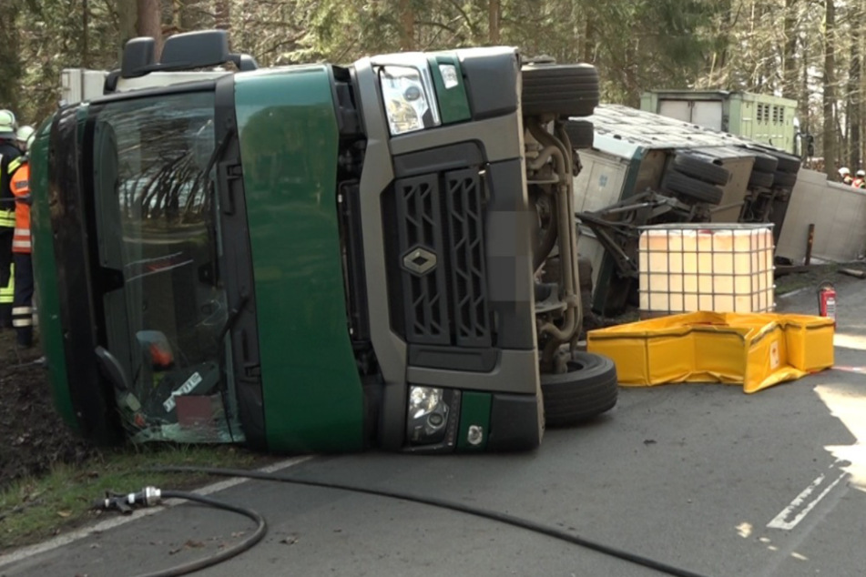 Der Tiertransporter kippte in den Straßengraben.