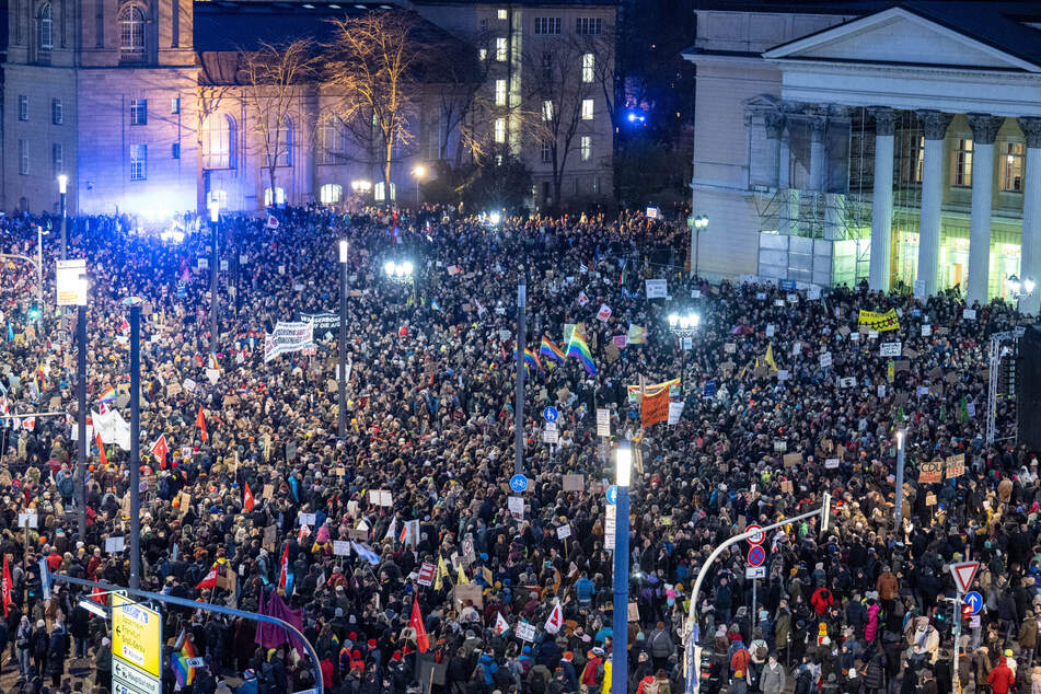 Am Darmstädter Karolinenplatz demonstrierten am Dienstag rund 17.000 Menschen gegen Rechtsextremismus.