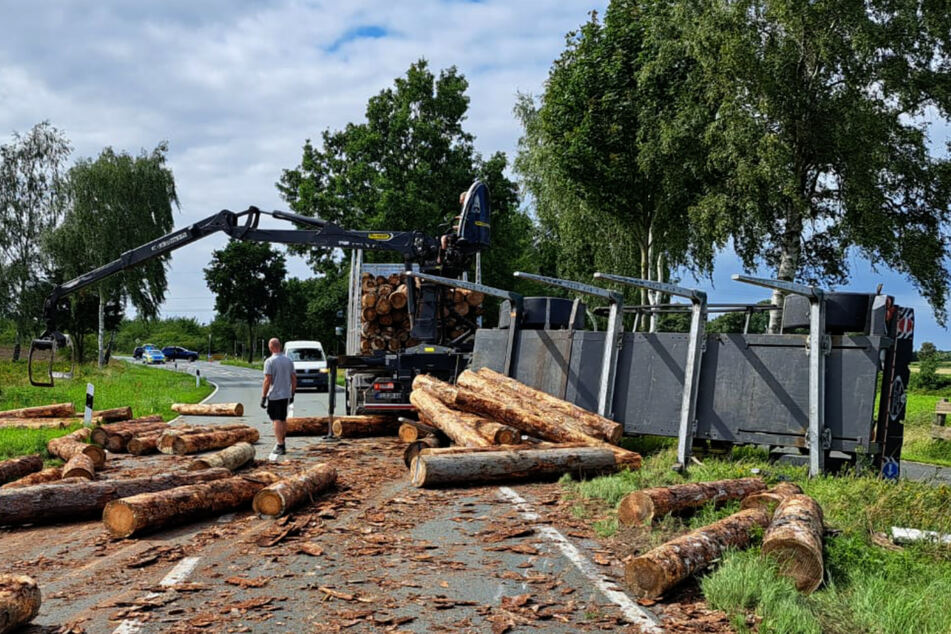 Lastwagen landet im Straßengraben: Baumstämme blockieren Landstraße