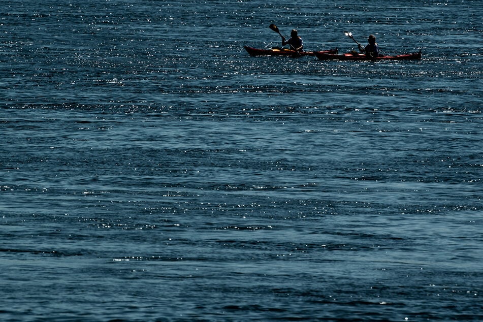 Am Dienstagnachmittag sind zwei junge Männer (17, 19) mit ihrem Kajak auf dem Rhein gekentert. Die Feuerwehr musste sie aus dem eiskalten Wasser retten (Archivbild).
