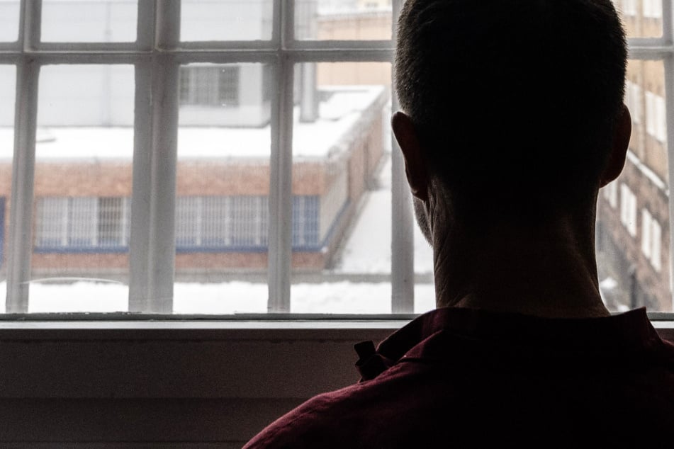 Er stieß seine Freundin sogar ins Gleisbett: Fieser Frauenschläger muss lange hinter Gitter