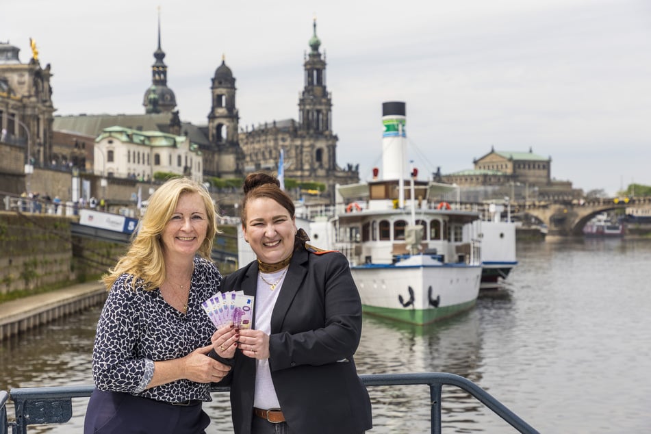 Anke Bär (56, l.) von der Weißen Flotte und Antje Richter (37) von der Dresden Information zeigen die neuen Null-Euro-Scheine.