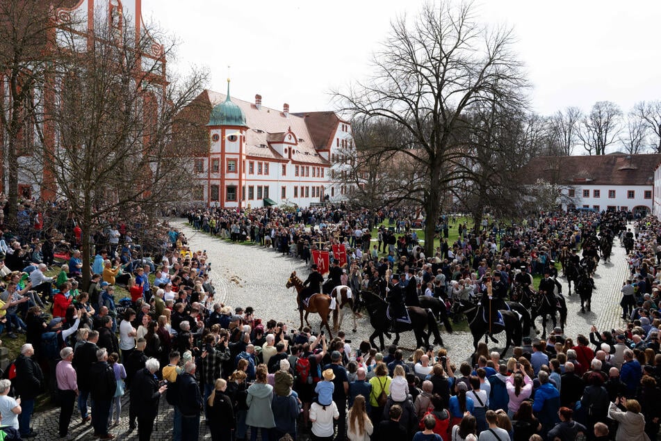 Tausende Zuschauer haben sich am Sonntag in der Region Oberlausitz eingefunden, um die Prozession der sorbischen Osterreiter zu verfolgen.