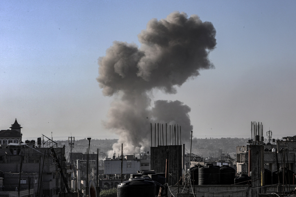 Nach israelischen Luftangriffen auf die Stadtteile Al-Geneina und Al-Salam steigt Rauch auf.