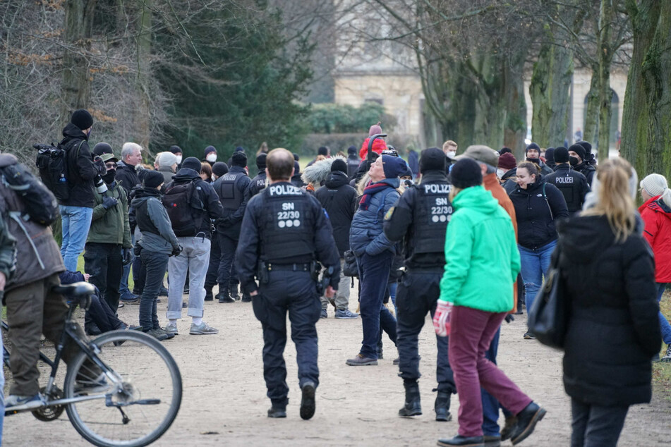 Eine größere Ansammlung von Protestierenden konnte die Polizei am Samstag in Dresden verhindern.