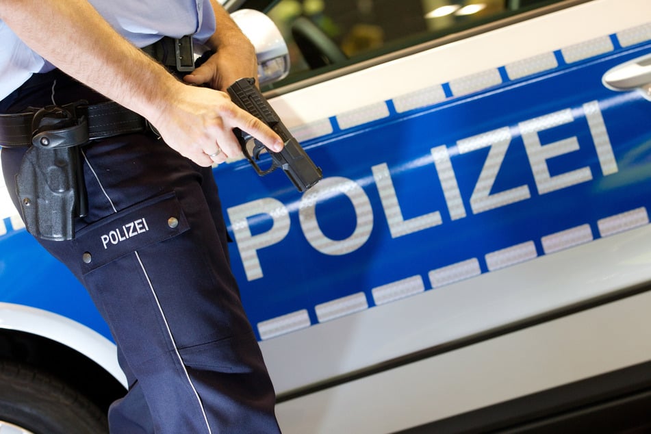 Nach tödlichen Schüssen von Polizisten auf eine Frau ist die Debatte um den Schusswaffengebrauch der Beamten erneut aufgeflammt. (Symbolbild)