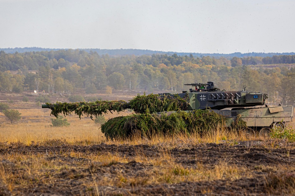 Ein Kampfpanzer Leopard 2 nimmt an einer Ausbildungs- und Lehrübung teil.