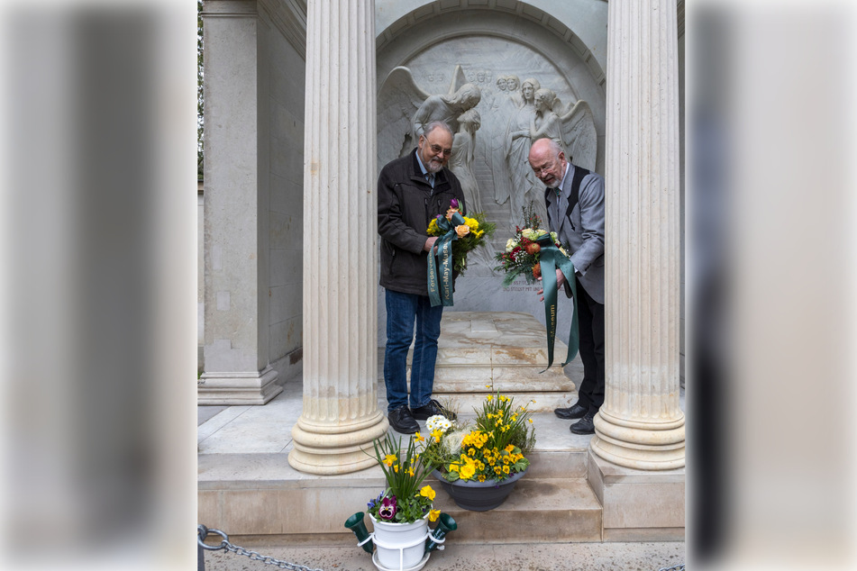 Am pompösen Grab von Karl May legten am gestrigen Donnerstag Ex-Sammlungschef Hans Grunert (73, l.) und Museumschef Volkmar Kunze (68) Blumen nieder.