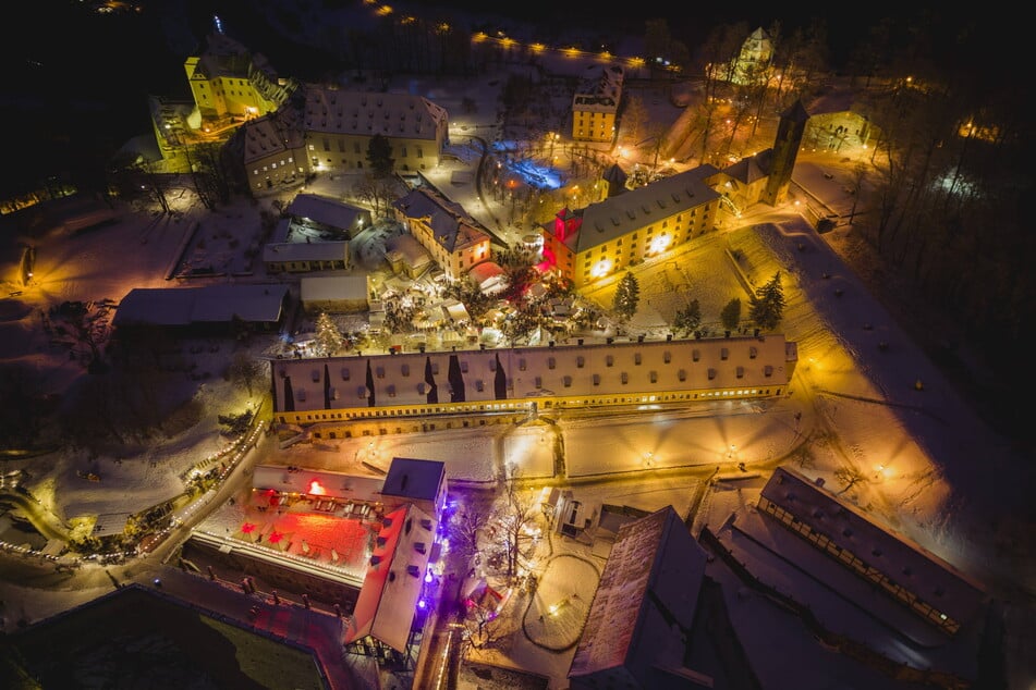 Der historisch-romantische Weihnachtsmarkt auf Festung Königstein verspricht ein ganz besonderes Flair.