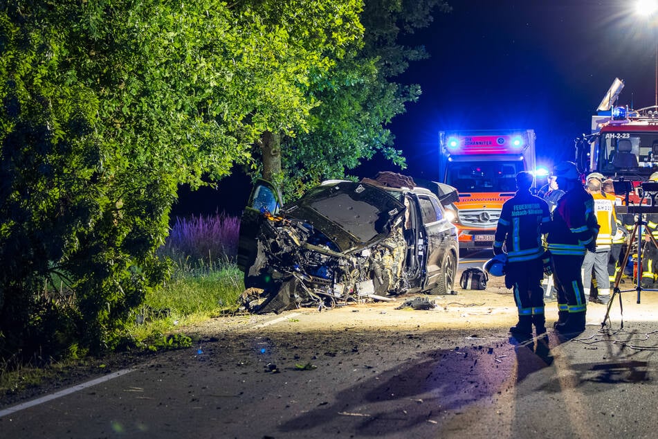 Angesichts des Unfallwagens grenzt es beinahe an ein Wunder, dass der Mann den Unfall im südhessischen Alsbach-Hähnlein überlebt hat.