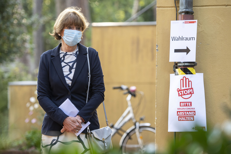 Mit Mundschutz wartete Henriette Reker (parteilos), Oberbürgermeisterin von Köln, in der vergangenen Woche vor dem Wahllokal, um ihre Stimme für die Kommunalwahl abzugeben.