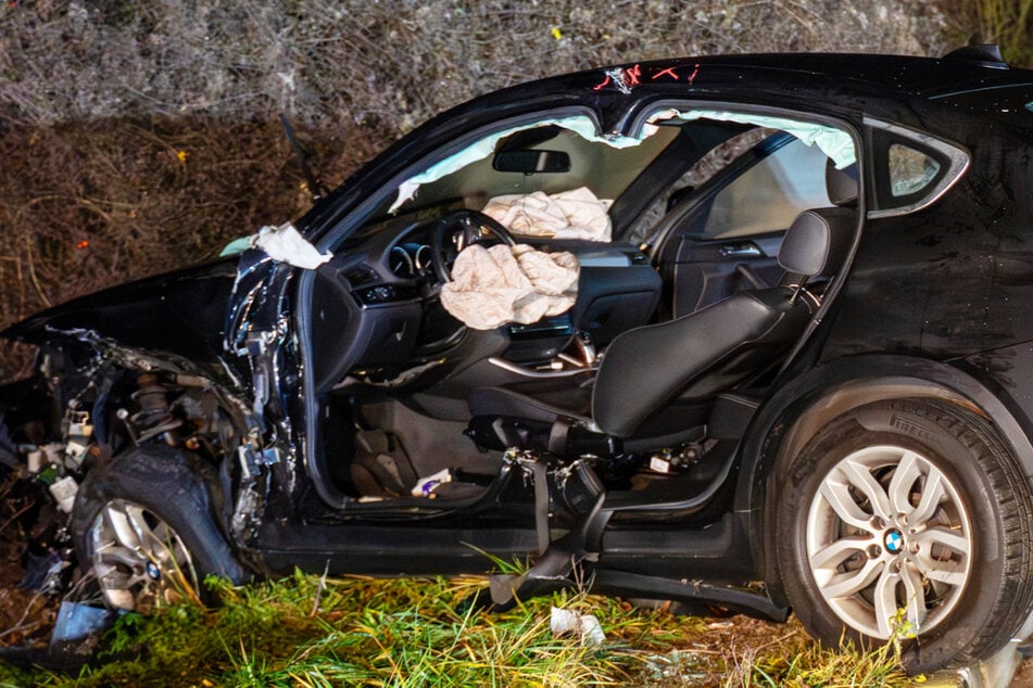 An beiden Autos entstand massiver Schaden, die Wracks mussten abgeschleppt werden.