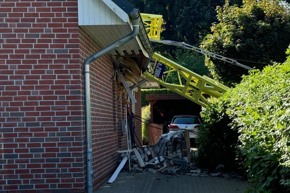 20 Meter hoher Baukran kracht auf Wohnhäuser in Hamburg