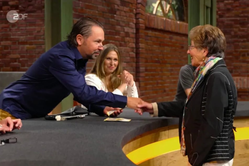 Händler Wolfgang Pauritsch (53) ist großer "Leica"-Fan und ersteigert das Schild am Ende für unglaubliche 3000 Euro.