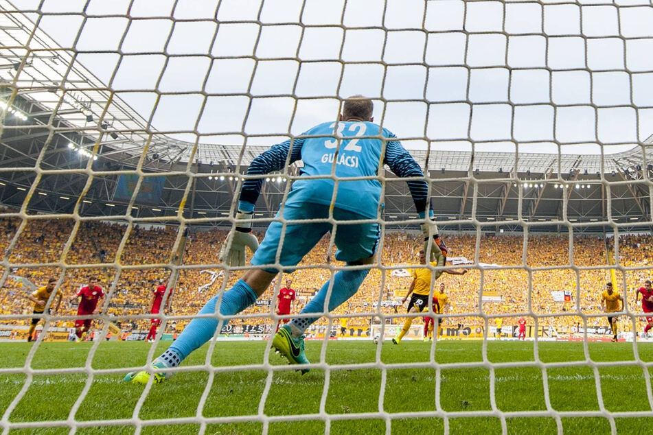 20. August 2016: RB Leipzig führte 2:0, dann traf Stefan Kutschke doppelt für Dynamo - hier vom Elfmeterpunkt. Im Elfmeterschießen gewann Dresden 5:4.