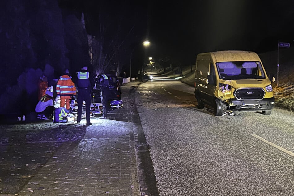 Paketzusteller rammt Auto von der Straße