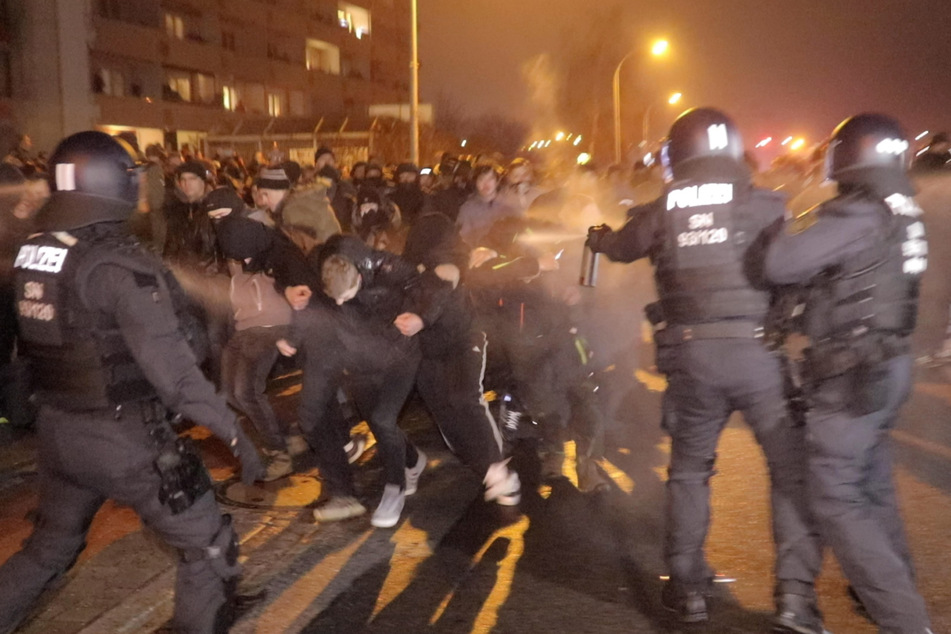 Bei einer Demo in Bautzen sprühen Polizisten Reizgas in die Menge. In dem ostsächsischen Landkreis wurden bislang die meisten Demo-Bußgelder verhängt.