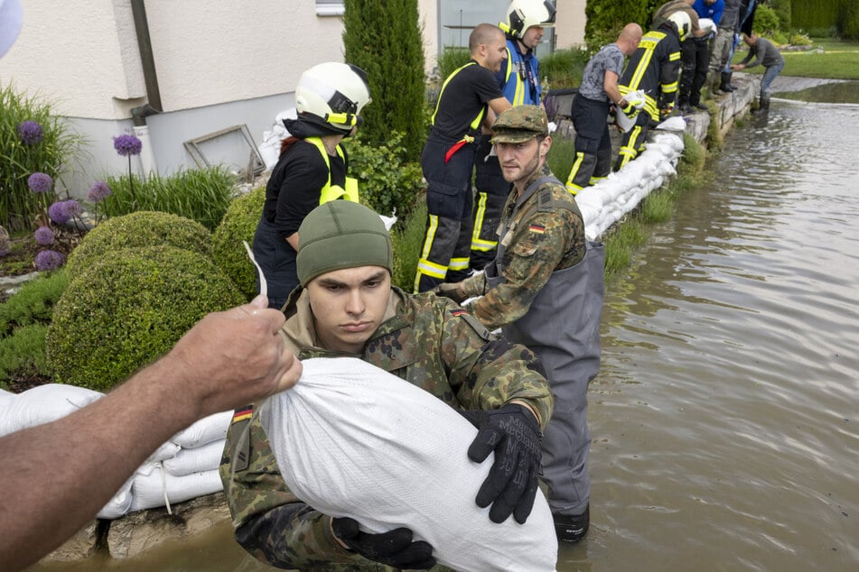 Derzeit sind rund 20.000 Helfer in Bayern im Einsatz: Hier errichten Soldaten der Bundeswehr und Feuerwehrleute eine Barriere aus Sandsäcken in Gundelfingen.