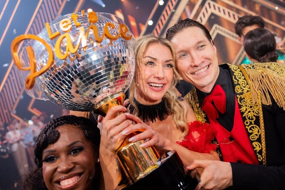 Das Siegerpaar Anna-Carina Woitschack (33) und Evgeny Vinokurov (35) hat seine Teilnahme an der "Let's Dance"-Tour bereits bestätigt.