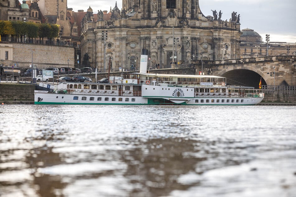 Der Dampfer "Dresden" startet nach knapp 34 Jahren in Dresdens Partnerstadt Hamburg - als Flusskreuzfahrtschiff.