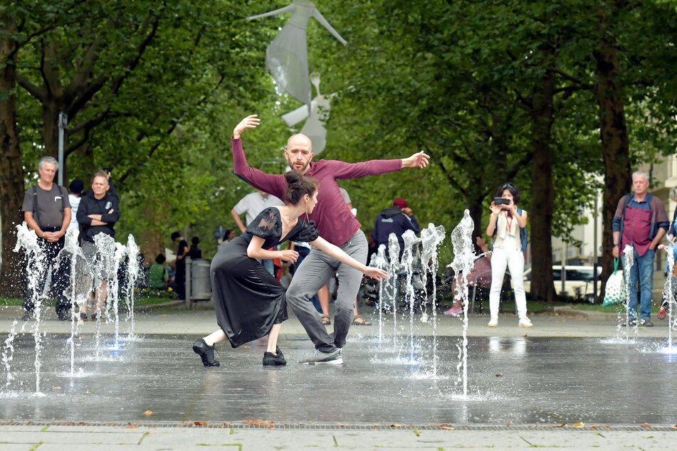 Kunst im öffentlichen Raum: 2021 tanzte die JuWie Dance Company an den Wasserspielen am Albertplatz.
