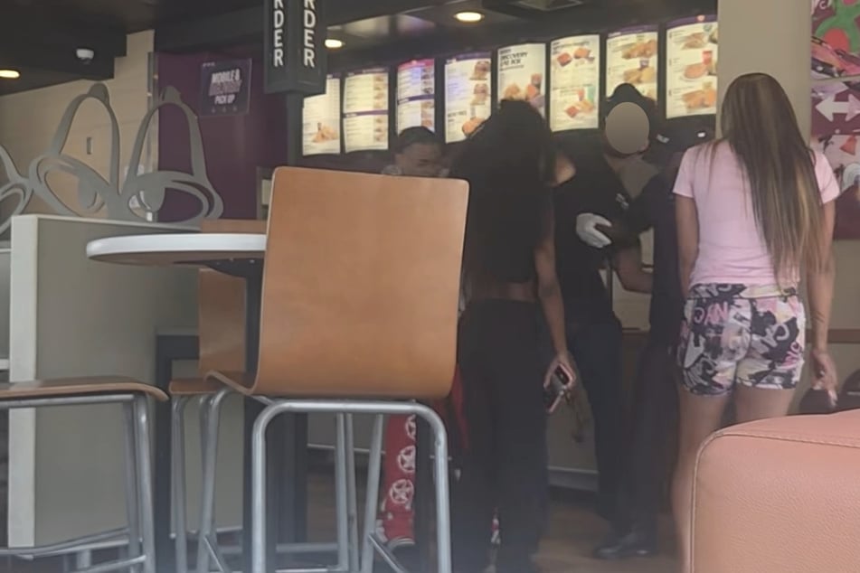 Ein Schuss soll sich gelöst haben, als der Mitarbeiter mit einer Waffe zuschlug.