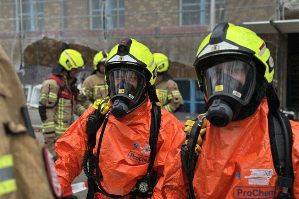 Die Einsatzkräfte der Feuerwehr mussten spezielle Chemikalienschutzanzüge anlegen, um das Problem zu beseitigen.