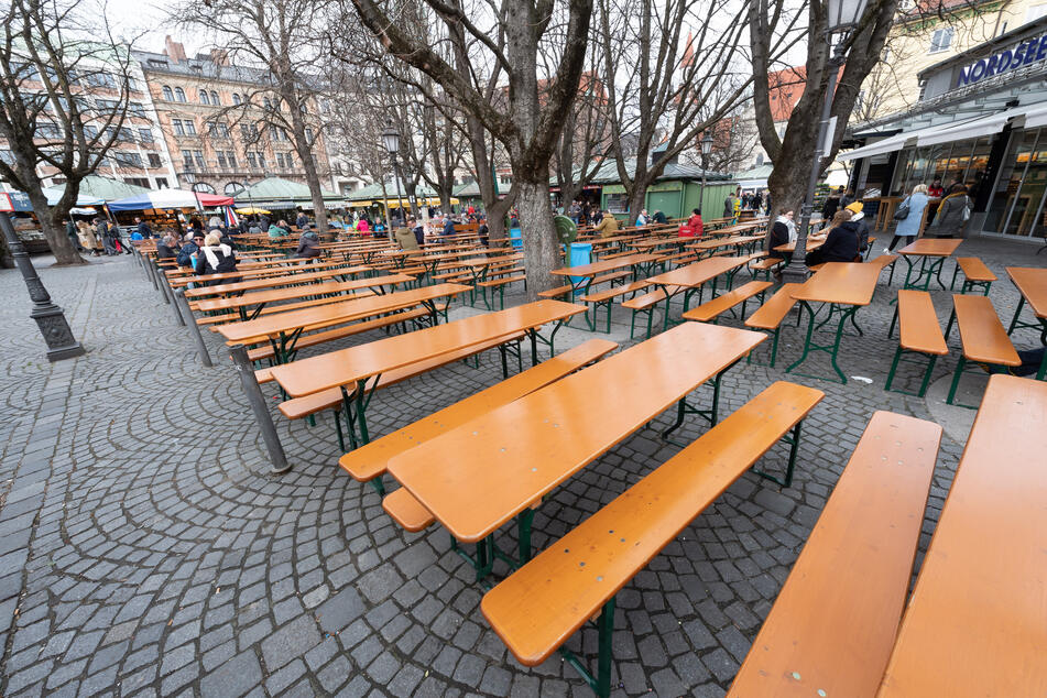 Der um die Mittagszeit ansonsten gut besuchte Biergarten auf dem Viktualienmarkt wird nur schwach frequentiert.